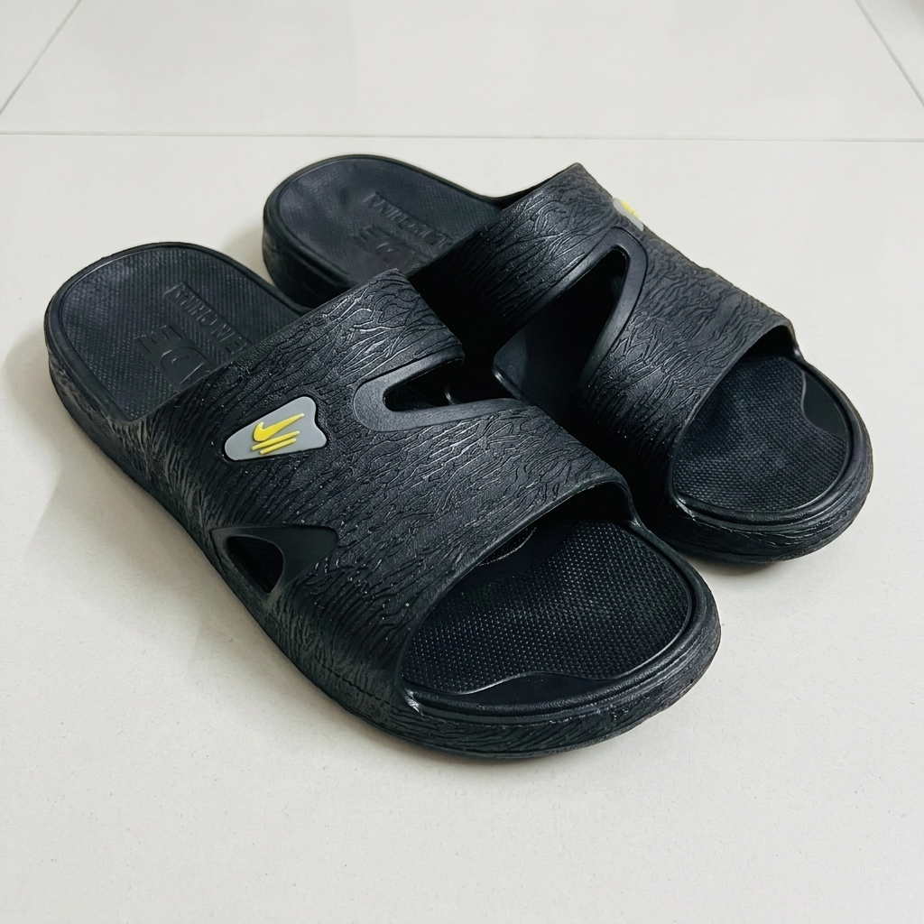 Men’s Textured Double-Strap Slippers 4